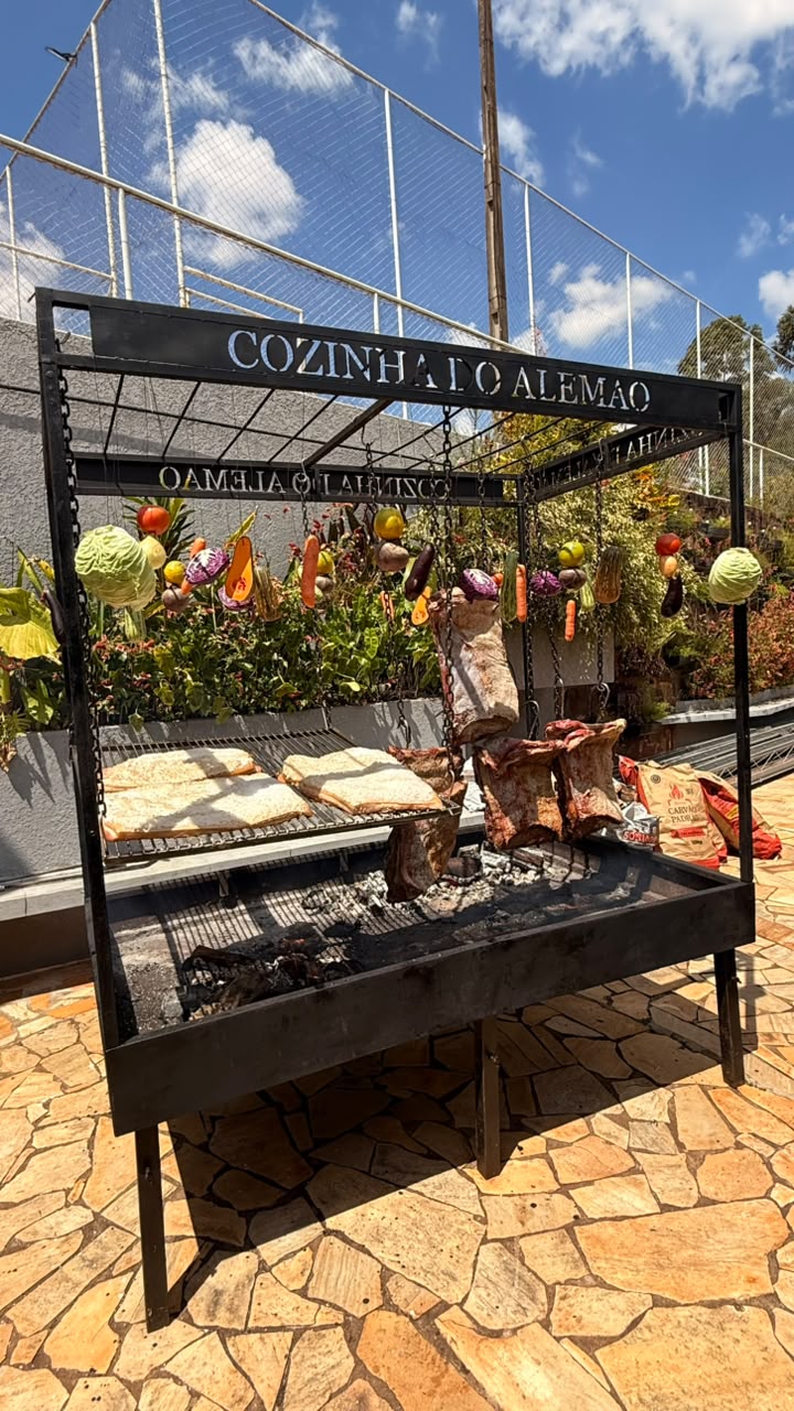 Porção de carne defumada com acompanhamento